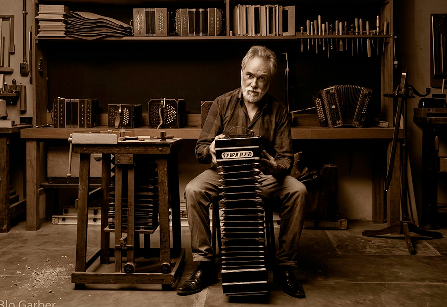 Oscar Ficher, luthier nacido en Buenos Aires en 1966.